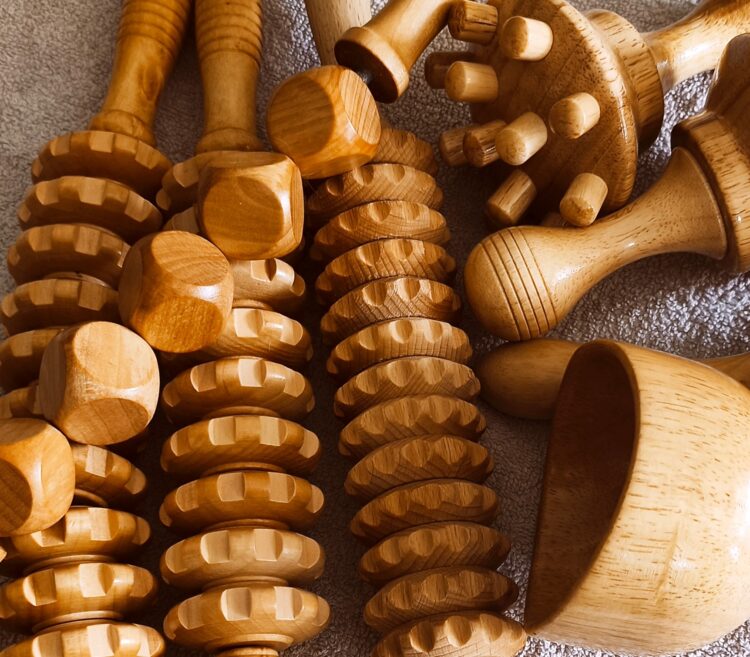 Outils en bois pour l'exercice de la maderothérapie